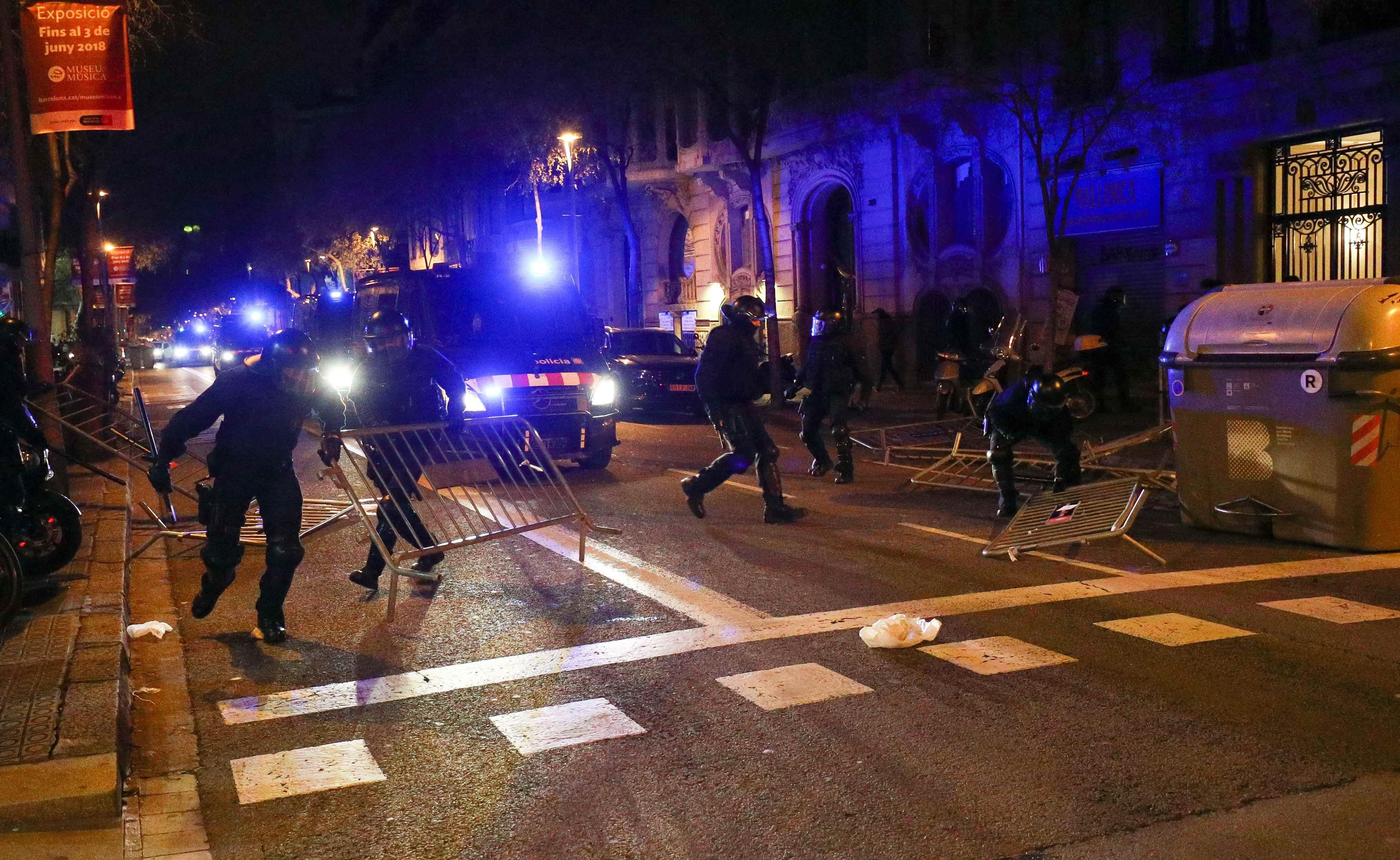 HAOS U ŠPANIJI! U sukobu policije i demonstranata povređeno najmanje 89 osoba!